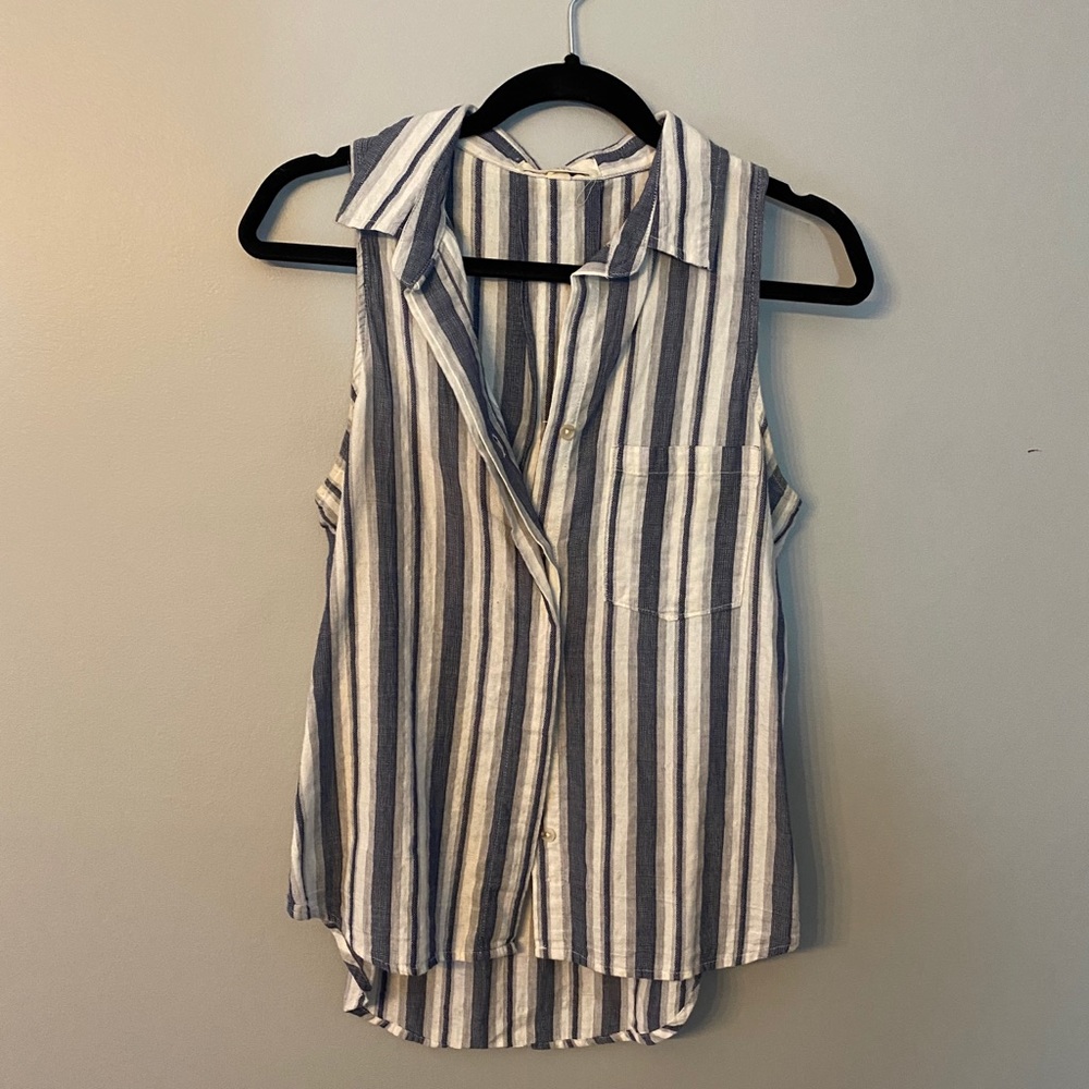 sleeveless collared shirt